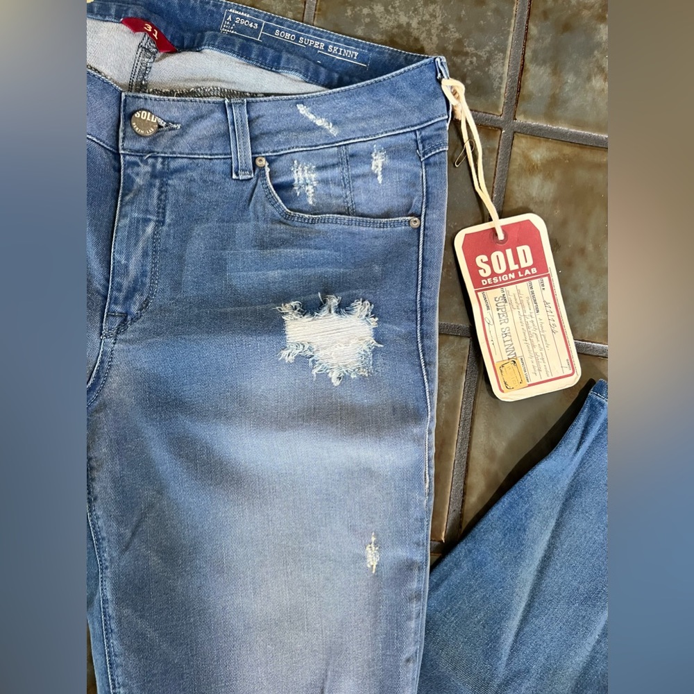 Design Lab Super Skinny Distressed Jeans size 31 - (NWT)